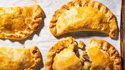 המאפה הבריטי שעובדי מכרות אכלו בידיים ואפשר להכין בבית | ריי לופז עבור הוושינגטון פוסט