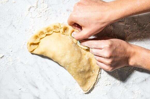 השתמשו באצבע המורה ובאגודל כדי לקפל ולסובב את הקצה, תוך כדי תחיבת הקצוות מתחת | ריי לופז עבור הוושינגטון פוסט