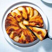 עוגת מיסו קלויה עם אגסים הפוכים | סקוט סוצ'מן, הוושינגטון פוסט