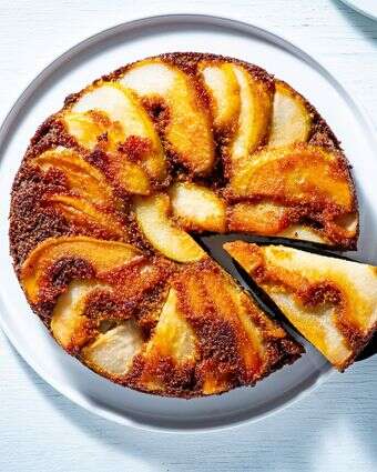 עוגת מיסו קלויה עם אגסים הפוכים | סקוט סוצ'מן, הוושינגטון פוסט