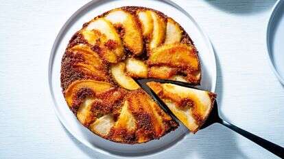 עוגת מיסו קלויה עם אגסים הפוכים | סקוט סוצ'מן, הוושינגטון פוסט עוגת מיסו קלויה עם אגסים הפוכים | סקוט סוצ'מן, הוושינגטון פוסט