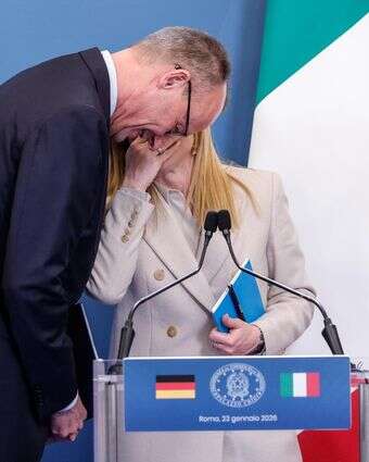 ראש ממשלת איטליה ג'ורג'ה מלוני (מימין) וקנצלר גרמניה פרידריך מרץ משתתפים בפסגה בין-ממשלתית בין איטליה לגרמניה בוילה דוריה פמפילג' ברומא, איטליה, 23 בינואר 2026 | EPA/GIUSEPPE LAMI