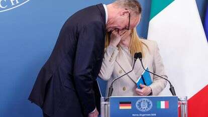 ראש ממשלת איטליה ג'ורג'ה מלוני (מימין) וקנצלר גרמניה פרידריך מרץ משתתפים בפסגה בין-ממשלתית בין איטליה לגרמניה בוילה דוריה פמפילג' ברומא, איטליה, 23 בינואר 2026 | EPA/GIUSEPPE LAMI