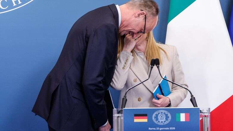 ראש ממשלת איטליה ג'ורג'ה מלוני (מימין) וקנצלר גרמניה פרידריך מרץ משתתפים בפסגה בין-ממשלתית בין איטליה לגרמניה בוילה דוריה פמפילג' ברומא, איטליה, 23 בינואר 2026 | EPA/GIUSEPPE LAMI