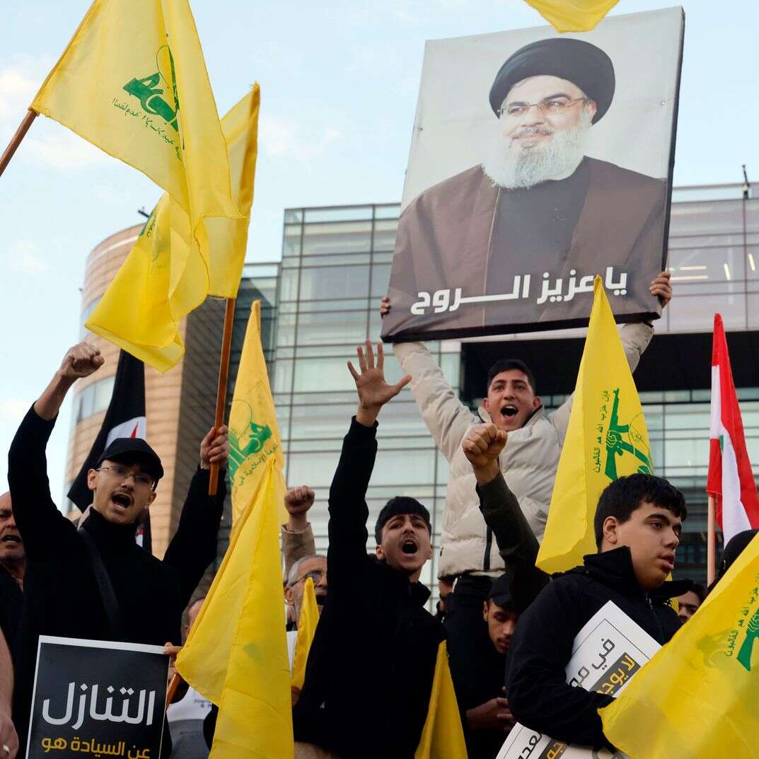 צעירים תומכי חיזבאללה בלבנון | EPA