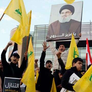 צעירים תומכי חיזבאללה בלבנון | EPA