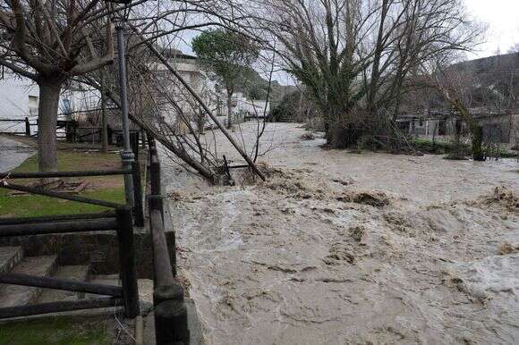 נהר אגואס בלנקאס זורם דרך הכפר דודאר, דרום ספרד, ב-5 בפברואר 2025 | תומאס COEX / AFP
