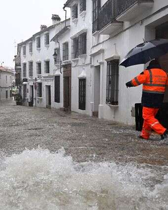מתנדב בהגנה האזרחית הולך ברחוב מוצף בגראסלמה, דרום ספרד | חורחה גררו / AFP