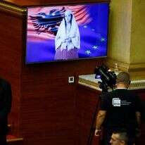 השרה החדשה של אלבניה, "דיאלה", נואמת במהלך מושב הפרלמנט לקראת הצבעת ממשלת אלבניה החדשה, בטירנה ב-18 בספטמבר 2025 | AFP