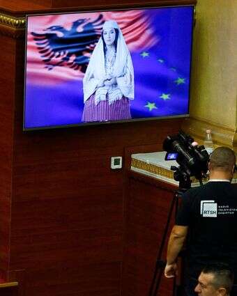 השרה החדשה של אלבניה, "דיאלה", נואמת במהלך מושב הפרלמנט לקראת הצבעת ממשלת אלבניה החדשה, בטירנה ב-18 בספטמבר 2025 | AFP