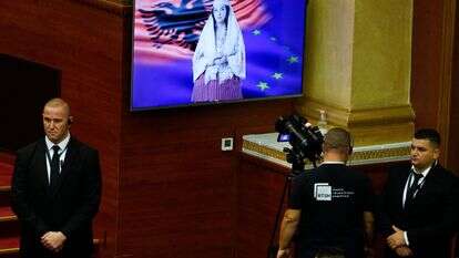 השרה החדשה של אלבניה, "דיאלה", נואמת במהלך מושב הפרלמנט לקראת הצבעת ממשלת אלבניה החדשה, בטירנה ב-18 בספטמבר 2025 | AFP