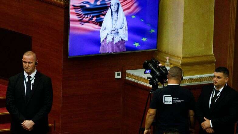 השרה החדשה של אלבניה, "דיאלה", נואמת במהלך מושב הפרלמנט לקראת הצבעת ממשלת אלבניה החדשה, בטירנה ב-18 בספטמבר 2025 | AFP