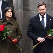 גן נשיא ארה"ב ג'יי.די. ואנס וגברת שנייה אושה ואנס מחזיקים פרחים כשהם צועדים לעבר הלהבה הנצחית באנדרטת טסיטסרנקברד לרצח העם הארמני בירוואן, ארמניה | קווין למרק/צילום: פול, AP