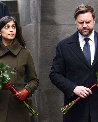 גן נשיא ארה"ב ג'יי.די. ואנס וגברת שנייה אושה ואנס מחזיקים פרחים כשהם צועדים לעבר הלהבה הנצחית באנדרטת טסיטסרנקברד לרצח העם הארמני בירוואן, ארמניה | קווין למרק/צילום: פול, AP