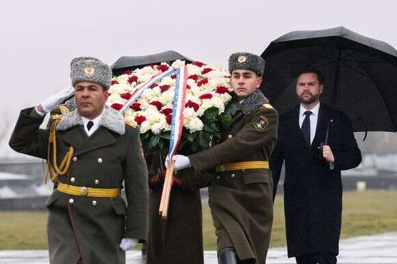 סגן נשיא ארה"ב, ג'יי.די. ואנס, משתתף בטקס הנחת הזר במהלך ביקור באנדרטת טסיצרנקברד לרצח העם הארמני בירוואן | קווין למרק/צילום: פול, AP