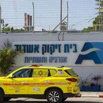 רכב מד"א בכניסה לבתי הזיקוק באשדוד | לירון מולדובן, פלאש 90