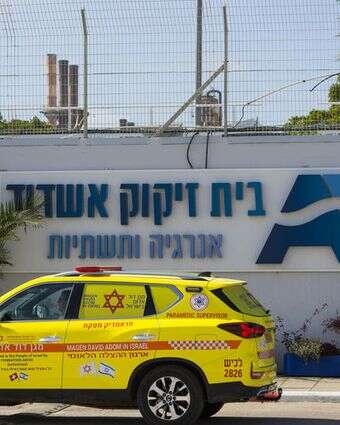 רכב מד"א בכניסה לבתי הזיקוק באשדוד | לירון מולדובן, פלאש 90