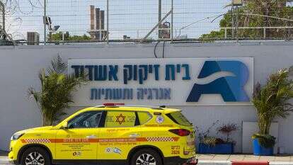 רכב מד"א בכניסה לבתי הזיקוק באשדוד | לירון מולדובן, פלאש 90