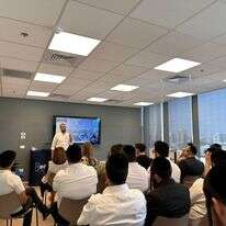 איציק קרומבי נואם מול תלמידי MeGo | ללא קרדיט