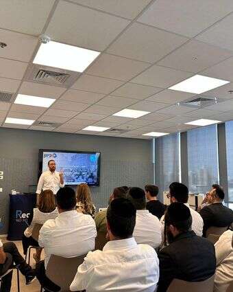 איציק קרומבי נואם מול תלמידי MeGo | ללא קרדיט