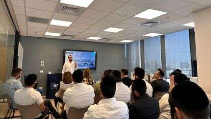 איציק קרומבי נואם מול תלמידי MeGo | ללא קרדיט