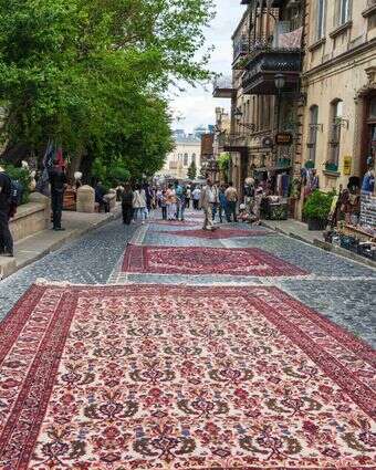 מקום עם חוקים משלו. העיר באקו | שאטרסטוק מקום עם חוקים משלו. העיר באקו | שאטרסטוק