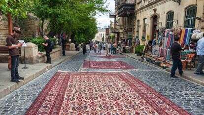 מקום עם חוקים משלו. העיר באקו | שאטרסטוק