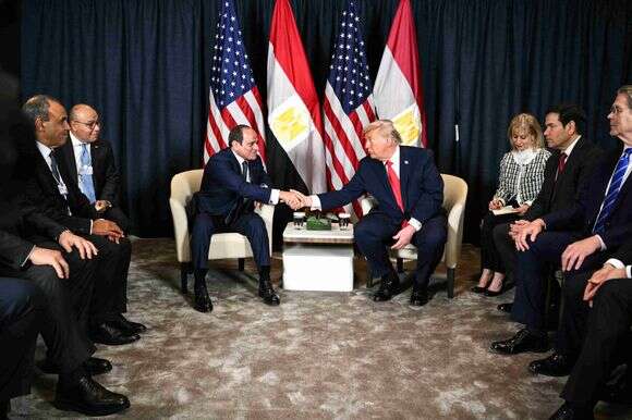 אמריקה רואה במצרים עוגן במזרח התיכון, בקשר מתבטא במליארדי דולרים בשנה. פגישת טראמפ וא־סיסי בדאבוס, בחודש שעבר | איי.אף.פי אמריקה רואה במצרים עוגן במזרח התיכון, בקשר מתבטא במליארדי דולרים בשנה. פגישת טראמפ וא־סיסי בדאבוס, בחודש שעבר | איי.אף.פי