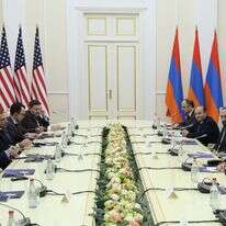 מסר לשכנה מדרום. פגישת ואנס וראש ממשלת ארמניה פשיניאן | אי.פי.איי