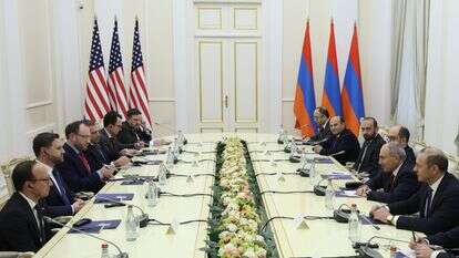 מסר לשכנה מדרום. פגישת ואנס וראש ממשלת ארמניה פשיניאן | אי.פי.איי