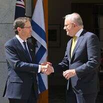 הנשיא הרצוג עם ראש ממשלת אוסטרליה אנתוני אלבניזי בכניסה לפרלמנט האוסטרלי בקנברה, יום שלישי | איי.אף.פי