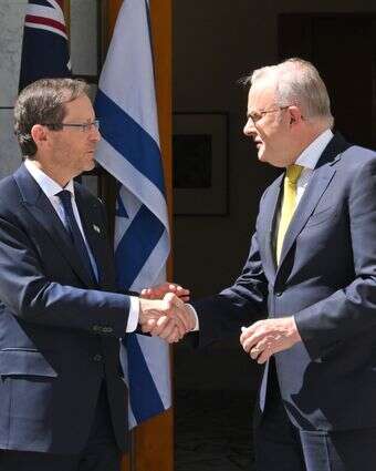 הנשיא הרצוג עם ראש ממשלת אוסטרליה אנתוני אלבניזי בכניסה לפרלמנט האוסטרלי בקנברה, יום שלישי | איי.אף.פי