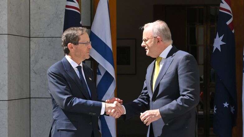 הנשיא הרצוג עם ראש ממשלת אוסטרליה אנתוני אלבניזי בכניסה לפרלמנט האוסטרלי בקנברה, יום שלישי | איי.אף.פי