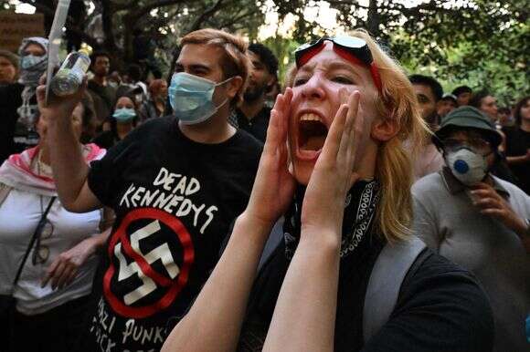 מפגינים פרו־
פלסטינים בסידני במחאה נגד ביקורו של הנשיא הרצוג במדינה, השבוע | איי.אף.פי מפגינים פרו־
פלסטינים בסידני במחאה נגד ביקורו של הנשיא הרצוג במדינה, השבוע | איי.אף.פי