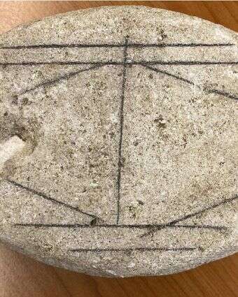 . אבן לבנה וחלקה מהתקופה הרומית שנחשפה בהולנד מבלבלת את החוקרים זה מכבר. כעת, בעזרת בינה מלאכותית, מדענים מאמינים שהם פיצחו את התעלומה | AFP