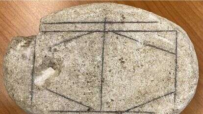 . אבן לבנה וחלקה מהתקופה הרומית שנחשפה בהולנד מבלבלת את החוקרים זה מכבר. כעת, בעזרת בינה מלאכותית, מדענים מאמינים שהם פיצחו את התעלומה | AFP . אבן לבנה וחלקה מהתקופה הרומית שנחשפה בהולנד מבלבלת את החוקרים זה מכבר. כעת, בעזרת בינה מלאכותית, מדענים מאמינים שהם פיצחו את התעלומה | AFP