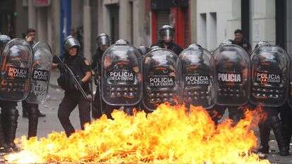 בקבוק תבערה עולה בלהבות מול המשטרה במהלך צעדה של איגודים מקצועיים ותומכי אופוזיציה נגד הצעת חוק רפורמה בעבודה שהציעה ממשלתו של הנשיא חאבייר מיליי בבואנוס איירס | AP/רודריגו עבד