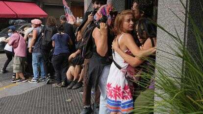 אנשים תופסים מחסה בזמן עימותים בין שוטרים למפגינים במהלך צעדת איגודי עובדים וקבוצות אופוזיציה נגד הצעת חוק רפורמה בעבודה | AP/רודריגו עבד