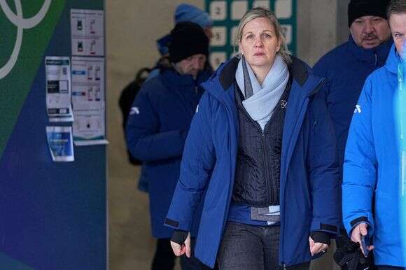 נשיאת הוועד האולימפי הבינלאומי, קירסטי קובנטרי, עוזבת את מרכז ההחלקה באולימפיאדת החורף 2026 | AP