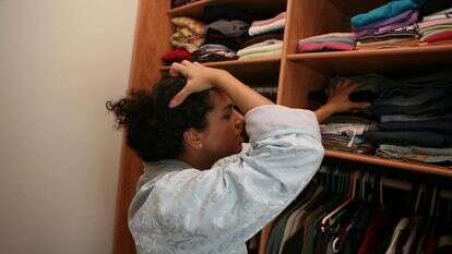 אישה מביטה בארון הבגדים שלה, מנסה להחליט מה ללבוש | יוסי זמיר/Flash90 אישה מביטה בארון הבגדים שלה, מנסה להחליט מה ללבוש | יוסי זמיר/Flash90