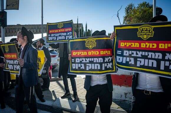 "ברגע שיעבור חוק הגיוס והוויכוח עליו ירד מהשולחן, הכול יסתדר". הפגנת חרדים נגד חוק הגיוס, בחודש שעבר | אריק מרמור, פלאש 90