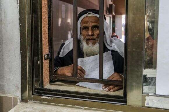 תושב עזה מתכונן לצאת למצרים דרך מעבר רפיח, בשבוע שעבר | אעבד ראחים חאטיב, פלאש 90