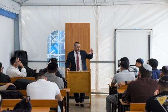 "גם אם התלמיד לא נראה חרדי, הזהות 
שלו חרדית". הרב ענתבי בשיעור 
לתלמידי הישיבה | לירון מולדובן