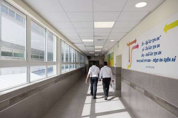 "לא חשוב לי מה הרב שך היה אומר עליי אלא מה אני אומר עליו". קירות הישיבה המעוטרים בציטוטים מצמיחים | לירון מולדובן