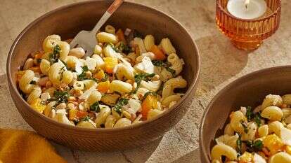 סלט פסטה עם דלעת וגבינה שמוכן מראש | טום מקורקל; עיצוב אוכל מאת ג'ינה ניסטיקו עבור הוושינגטון פוסט