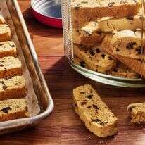 לחם מנדלבו דובדבן ואגוז מלך | ג'סטין טסוקאלאס; עיצוב אוכל מאת ליסה צ'רקסקי,הוושינגטון פוסט