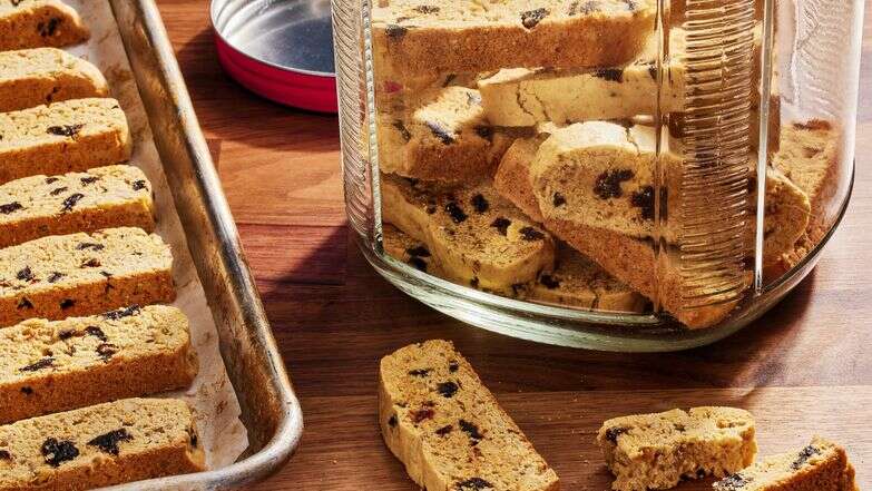 לחם מנדלבו דובדבן ואגוז מלך | ג'סטין טסוקאלאס; עיצוב אוכל מאת ליסה צ'רקסקי,הוושינגטון פוסט לחם מנדלבו דובדבן ואגוז מלך | ג'סטין טסוקאלאס; עיצוב אוכל מאת ליסה צ'רקסקי,הוושינגטון פוסט