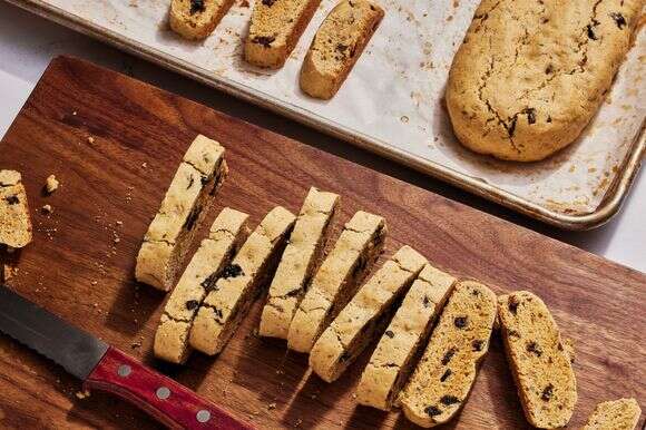 לחם מנדלבו דובדבן ואגוז מלך | ג'סטין טסוקאלאס; עיצוב אוכל מאת ליסה צ'רקסקי,הוושינגטון פוסט לחם מנדלבו דובדבן ואגוז מלך | ג'סטין טסוקאלאס; עיצוב אוכל מאת ליסה צ'רקסקי,הוושינגטון פוסט