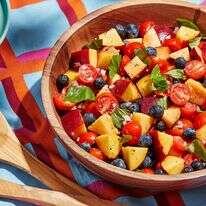 סלט עגבניות ונקטרינה | טום מקורקל; עיצוב אוכל מאת ג'ינה ניסטיקו עבור הוושינגטון פוסט