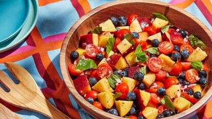 סלט עגבניות ונקטרינה | טום מקורקל; עיצוב אוכל מאת ג'ינה ניסטיקו עבור הוושינגטון פוסט סלט עגבניות ונקטרינה | טום מקורקל; עיצוב אוכל מאת ג'ינה ניסטיקו עבור הוושינגטון פוסט